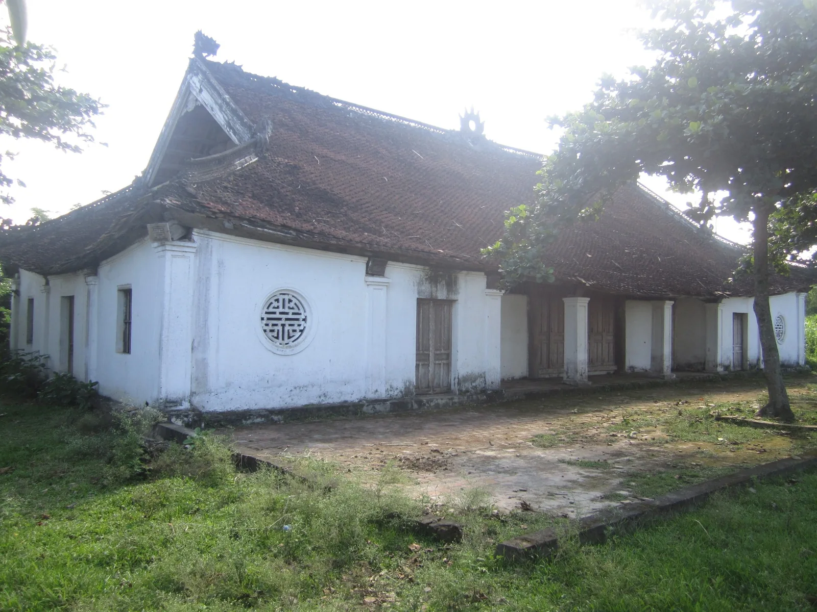 Cổng thành cổ Vinh xây đá, phía trước là hào nước rộng Cổng thành cổ Vinh xây đá, phía trước là hào nước rộng