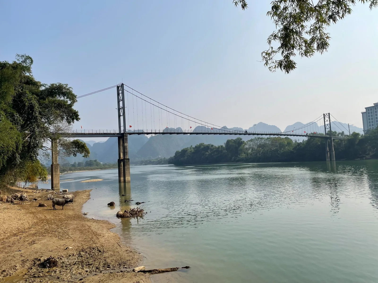 Bãi biển Cửa Lò buổi sáng nhìn ra đảo Hòn Ngư