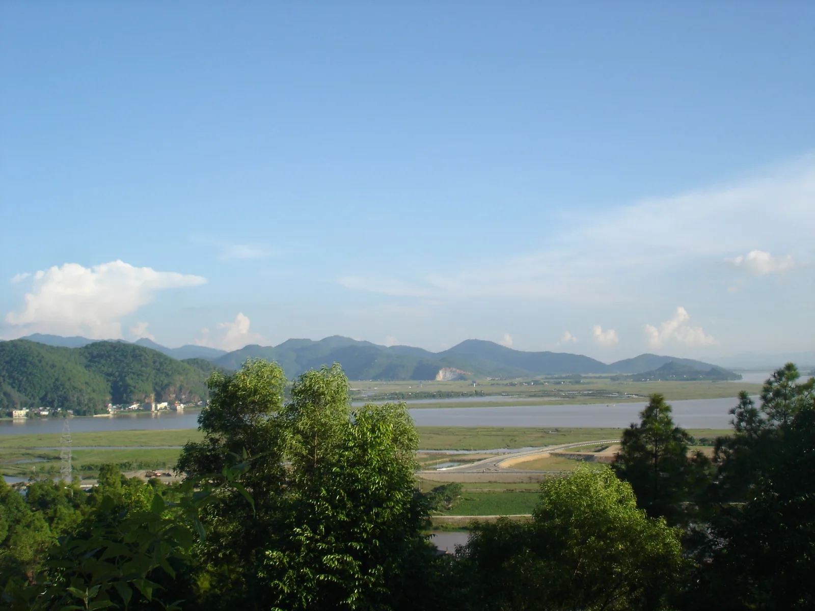 Toàn cảnh núi rừng và đồng bằng ven sông Lam ở Nghệ An Toàn cảnh núi rừng và đồng bằng ven sông Lam ở Nghệ An