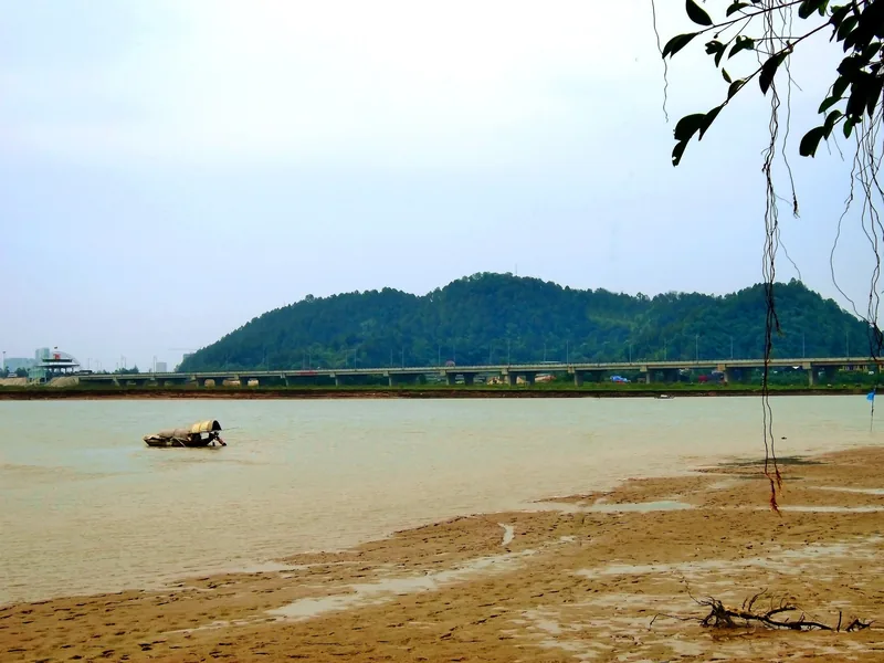 Sông Lam chảy qua đoạn Bến Thủy, phía nam Vinh Sông Lam chảy qua đoạn Bến Thủy, phía nam Vinh